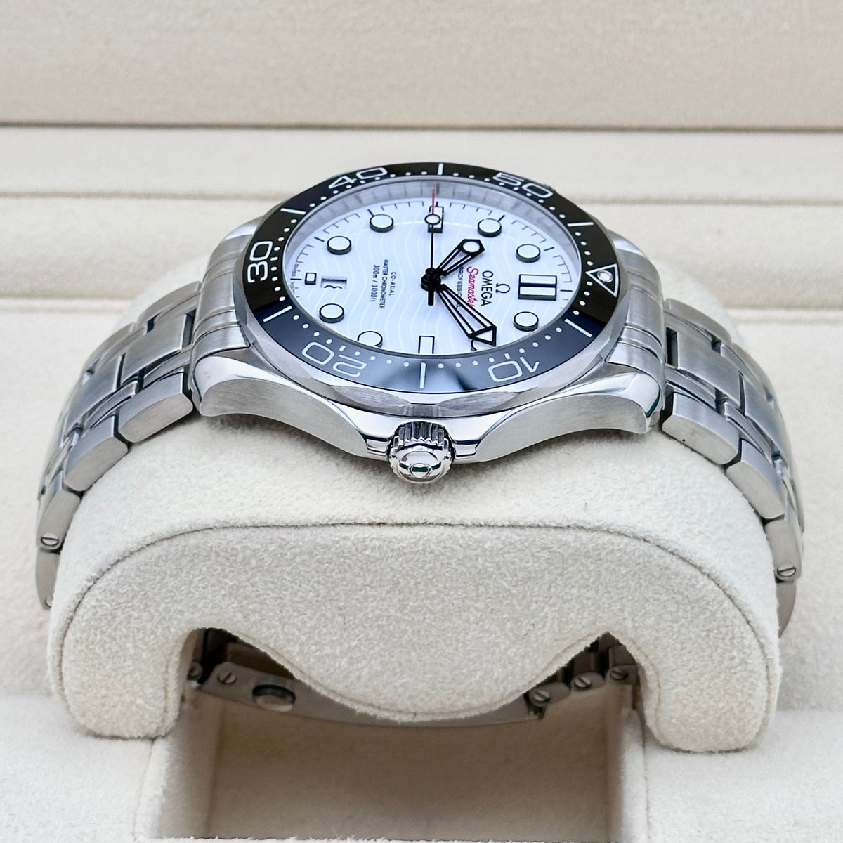 Seamaster 300 White Ceramic Ref. 210.30.42.20.04.001