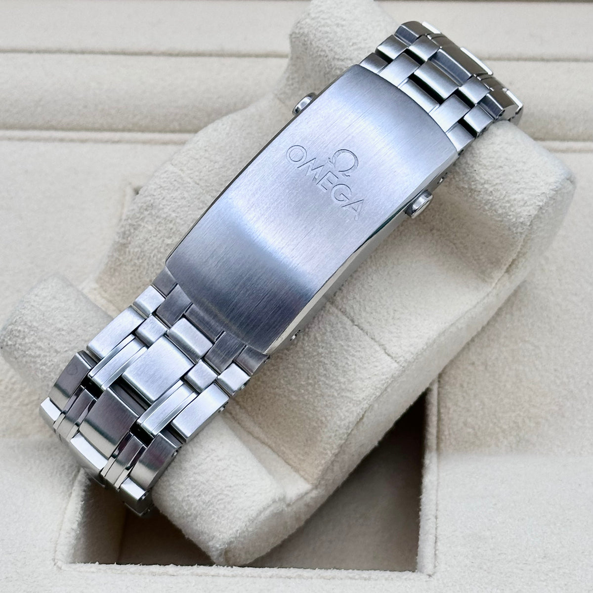 Seamaster 300 White Ceramic Ref. 210.30.42.20.04.001