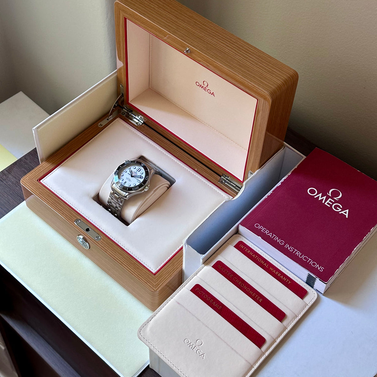 Seamaster 300 White Ceramic Ref. 210.30.42.20.04.001