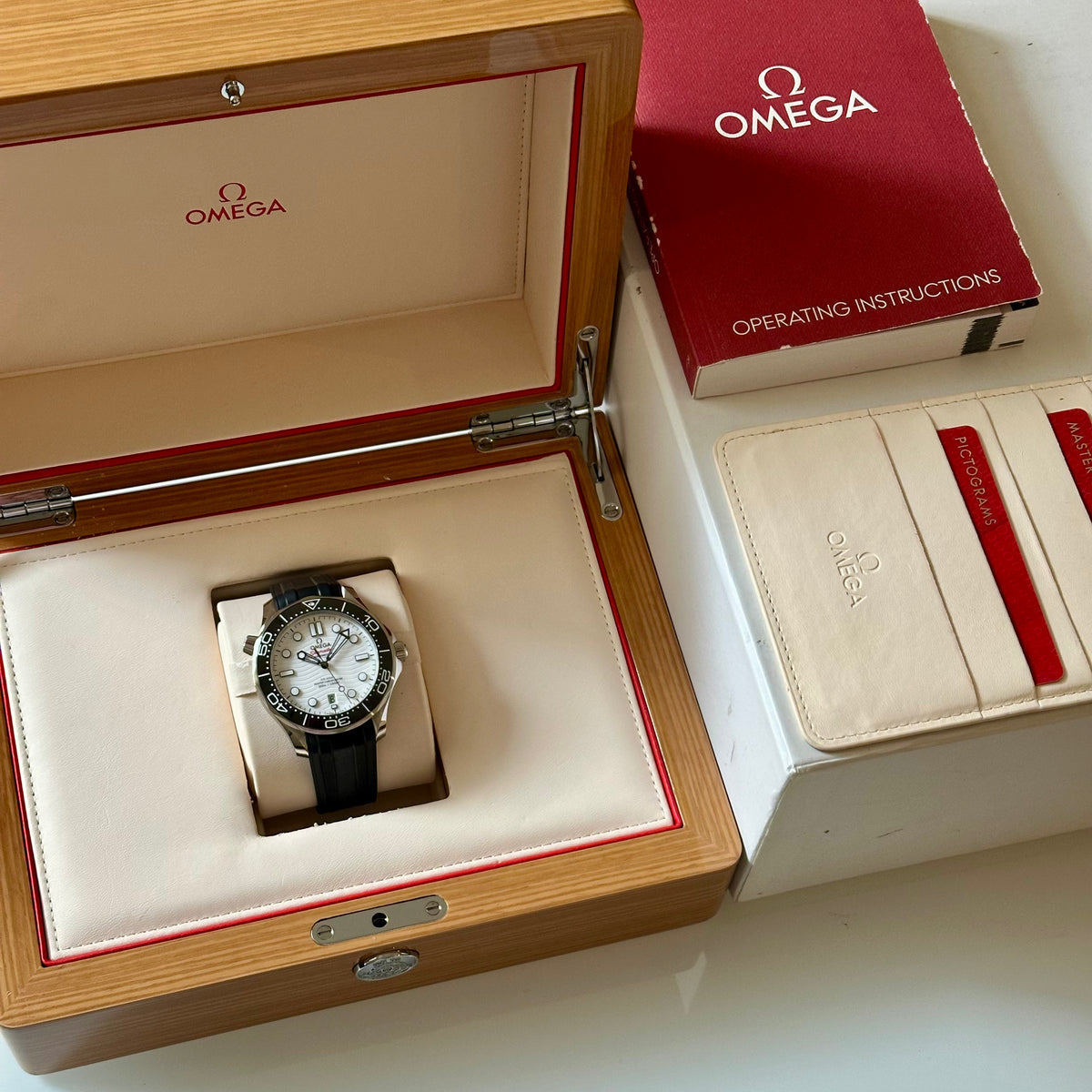 Seamaster 300 White Ceramic Ref. 210.32.42.20.04.001
